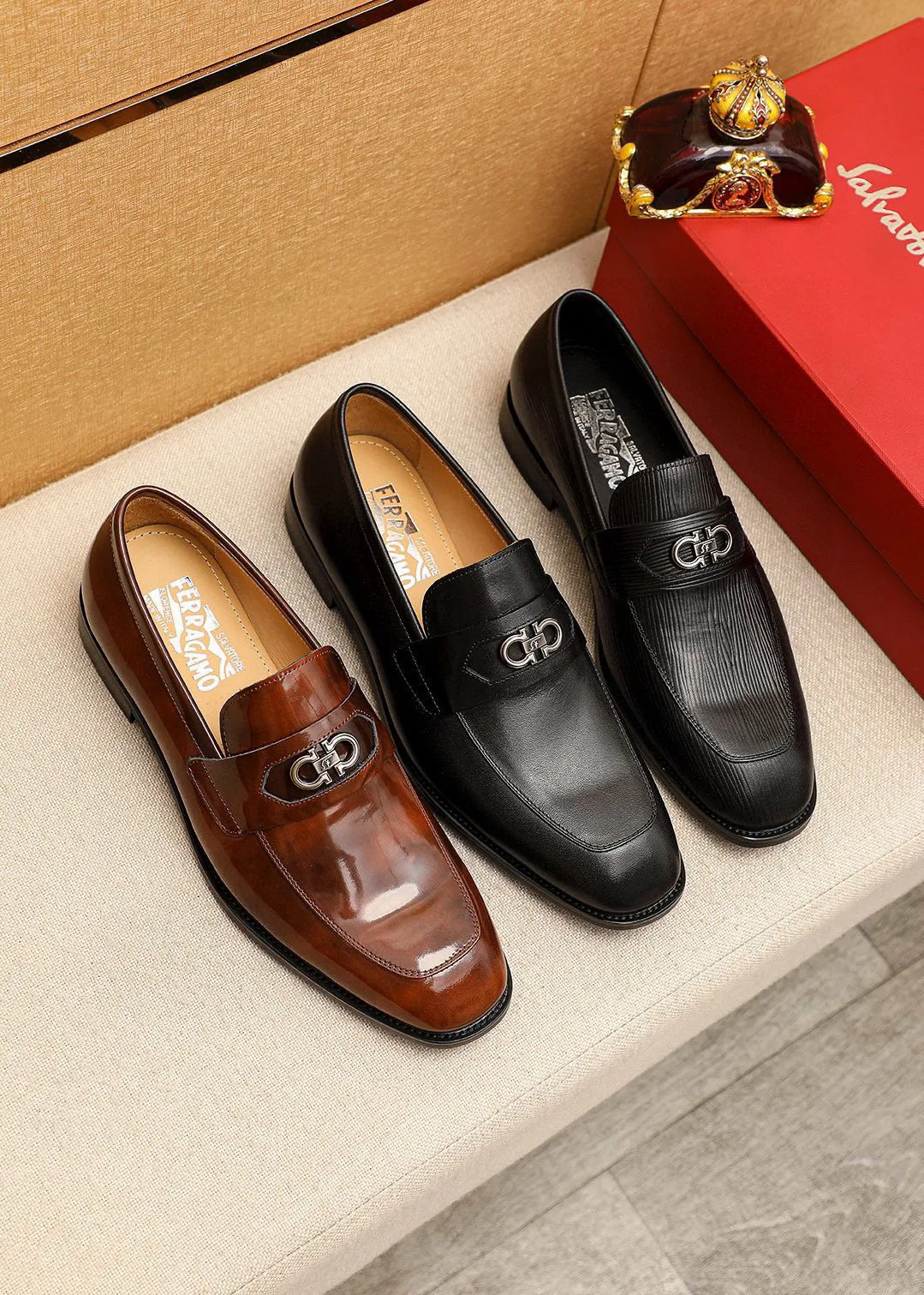 Men's shoes 💰460 💐 Product trademark: Ferragamo "Ferragamo" casual leather shoes Regular size: 38-44 (45.46🉑️customized) Product materials: Selected imported first-layer cowhide embossed upper + luxury hardware buckle, imported water-dyed cowhide leather lining. Strong three-dimensional visual effect, original rubber outsole Color: 1⃣️color optional